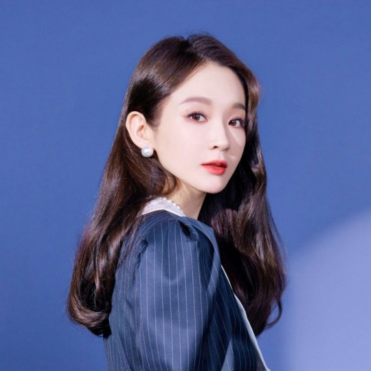 다비치 멤버 강민경이 열정 페이 논란에 이어 부친과 친오빠의 부동산 사기 의혹으로 곤혹을 치르고 있다. /사진=WAKEONE 제공