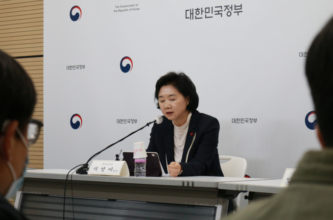 지영미 질병관리청장이 코로나19 감염병 등급 조정과 격리의무 해제 등에 대해 WHO의 공중보건 비상사태 해제 이후에 논의하겠다는 입장을 밝혀다. 지 청장이 7일 질병관리청 브리핑실에서 기자간담회에서 발언하고 있다. /사진=질병관리청