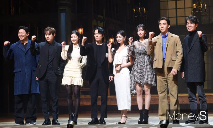 파이팅 외치는 배우 임철형, 김성철, 김유정, 정문성, 정소민, 채수빈, 이상이, 송영규. /사진=장동규 기자