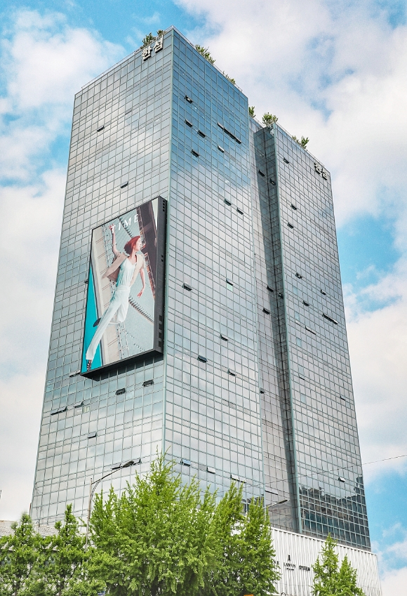  패션업체 한섬이 지난해 역대 최대 실적을 기록했다. 사진은 서울 강남구에 위치한 한섬 본사 전경. /사진=한섬