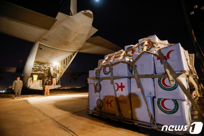 6일(현지시간) 이라크 바그다드 국제공항에서 국제적신월이 시리아 지진 피해자들에게 보낼 구호물품을 싣고 있다.. ⓒ 로이터=뉴스1 ⓒ News1 박재하 기자