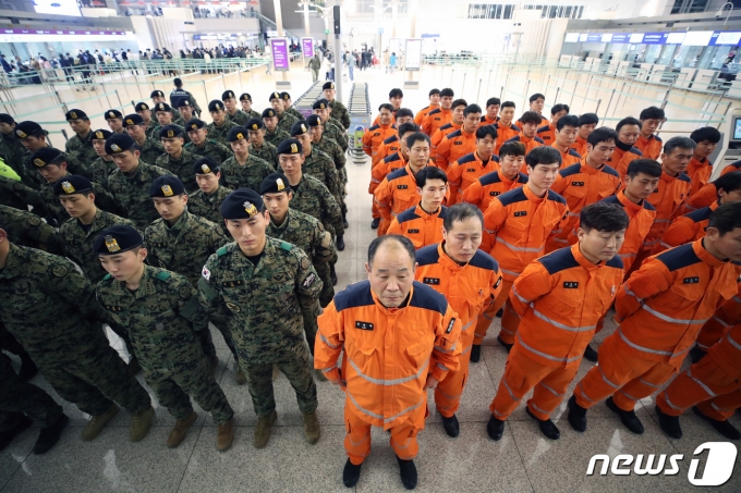 튀르키예 지진 실종자 수색 등을 위한 대한민국 긴급구호대(KDRT) 대원들이 7일 오후 인천국제공항 제1여객터미널을 통해 출정식을 갖고 있다. 정부는 외교부와 소방청·코이카(KOICA·한국국제협력단) 등 관계자 60여명, 육군특수전사령부 병력 50여명 등으로 구성된 긴급구호대를 튀르키예로 파견한다. 2023.2.7/뉴스1 ⓒ News1 구윤성 기자