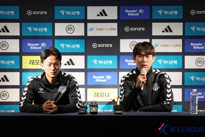 수원FC의 이승우(왼쪽)와 윤빛가람.(한국프로축구연맹 제공)