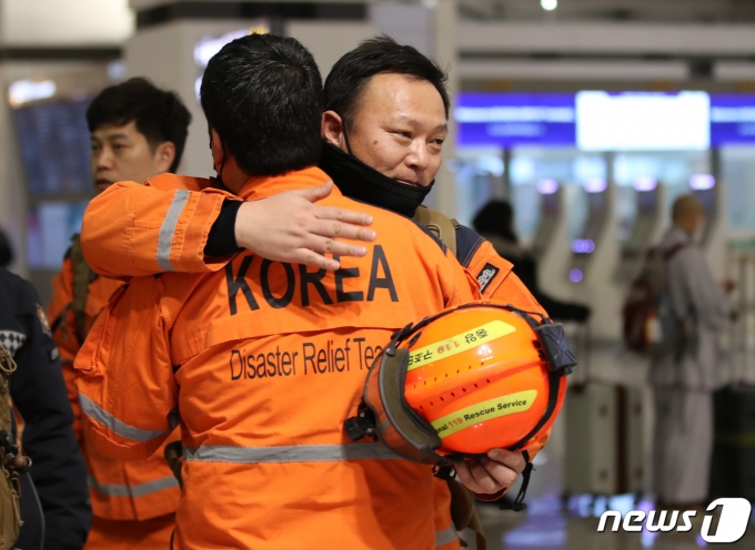[뉴스1 PICK] 긴급구호대 118명, 軍수송기 타고 튀르키예 지진 현장으로