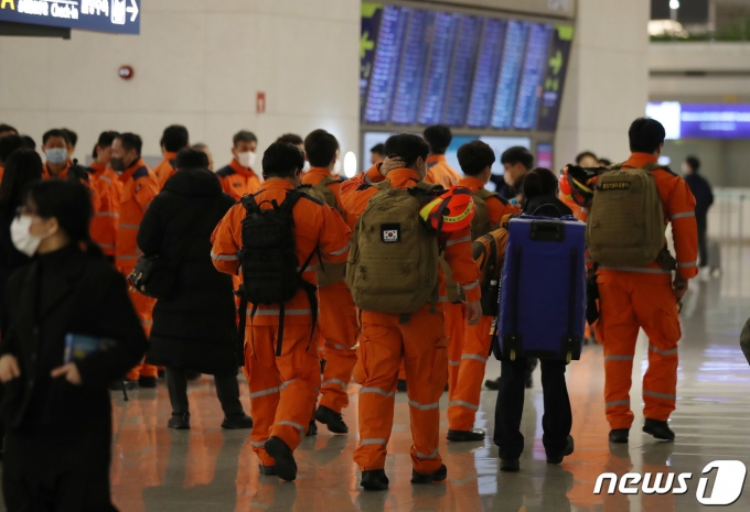 [뉴스1 PICK] 긴급구호대 118명, 軍수송기 타고 튀르키예 지진 현장으로