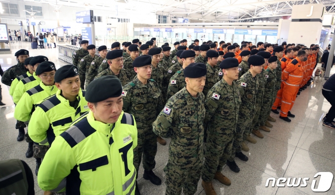 튀르키예 지진 실종자 수색 등을 위한 대한민국 긴급구호대(KDRT) 대원들이 7일 오후 인천국제공항 제1여객터미널에서 출정식을 갖고 있다. 2023.2.7/뉴스1 ⓒ News1 구윤성 기자