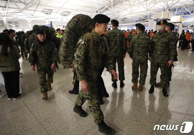 튀르키예 지진 실종자 수색 등을 위한 대한민국 긴급구호대(KDRT) 대원들이 7일 오후 인천국제공항 제1여객터미널에서 집결하고 있다. 2023.2.7/뉴스1 ⓒ News1 구윤성 기자