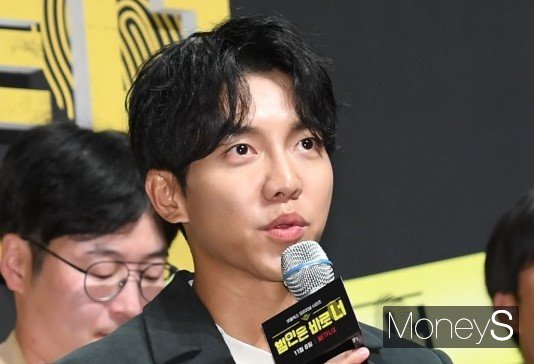 오는 4월 이다인과 결혼을 발표한 이승기가 예비 장모인 견미리와 커플 염주를 착용 중이라는 주장이 나왔다. 사진은 지난 2019년 11월 서울 강남구 신사동 CGV 압구정에서 열린 넷플릭스 오리지널 시리즈 예능 '범인은 바로 너! 시즌2' 제작발표회에 참석한 가수 이승기. /사진=장동규 기자