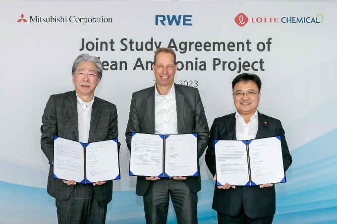 롯데케미칼, RWE, 미쓰비시상사가 암모니아 생산 및 공급망 개발에 대해 협력한다. 사진은 공동연구협약(JSA)을 체결한 후 기념사진을 찍은 각 사 관계자 모습. /사진=롯데케미칼 제공