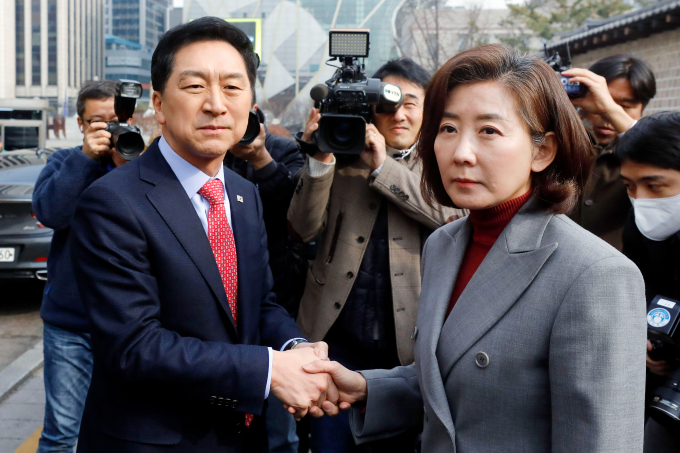 국민의힘 전당대회 불출마를 선언한 나경원 전 의원의 측근 박종희 전 의원이 지난7일 나 전 의원과 김기현 후보의 오찬 회동을 언급하며 '사실상 지지선언'이라고 밝혔다. 사진은 7일 서울 중구 한 음식점에서 오찬을 마치고 악수하는 김기현(왼쪽) 후보와 나경원 전 의원. /사진=뉴시스