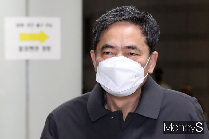대장동 일당으로부터 아들 퇴직금 명목으로 50억원을 받은 혐의로 기소된 곽상도 전 의원이 1심에서 무죄를 선고받았다. 다만 불법 정치자금을 수수한 혐의는 유죄가 인정돼 벌금 800만원을 선고받았다.사진은 8일 서울 서초구 서초동 서울중앙지방법원에서 열린 1심 선고공판에 출석한 곽 전 의원. /사진=임한별 기자