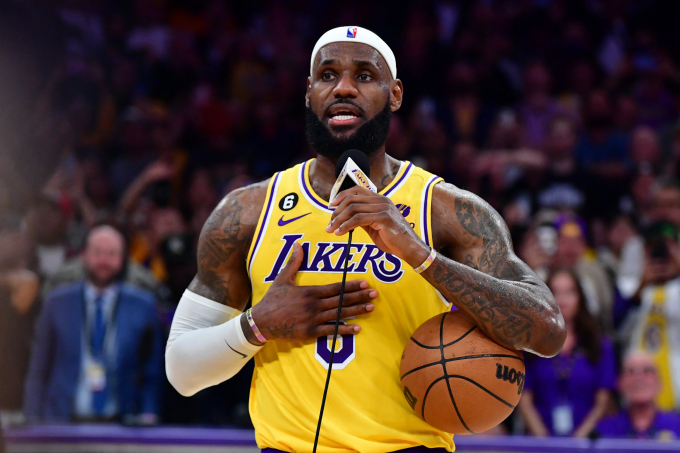 르브론 제임스가 NBA 개인 통산 최다득점 신기록을 세웠다. 사진은 신기록 달성 후 제임스가 소감을 밝히고 있다. /사진= 로이터