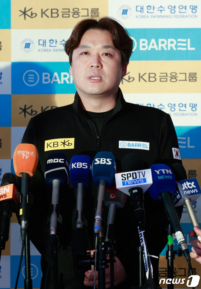 [사진] 질문에 답하는 전동현 코치