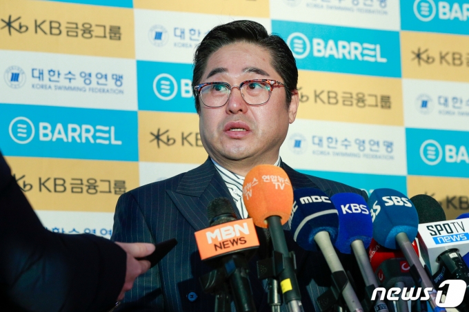 [사진] 답변하는 정창훈 대한수영연맹 회장