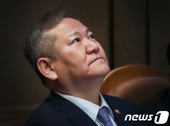 이상민 행정안전부 장관이 6일 서울 여의도 국회에서 열린 정치·외교·통일·안보 분야 대정부질문에서 생각에 잠겨 있다. 2022.2.6/뉴스1 ⓒ News1 허경 기자
