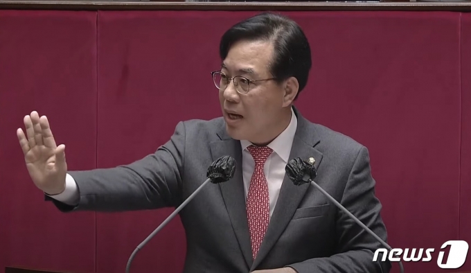 송언석 국민의힘 의원이 8일 제403회 국회(임시회) 제4차 본회의에서 이상민 행정안전부 장관에 대한 탄핵소추안의 법제사법위원회로의 회부 동의의 건에 대해 제안설명을 하면서 