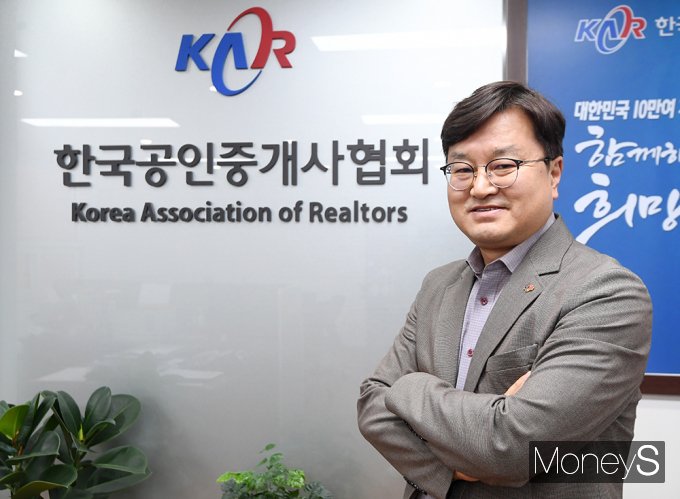 이종혁 한국공인중개사협회 회장이 지난 1월 머니S와 인터뷰를 통해 부동산 거래질서를 지키는 공인중개사 직업윤리를 회복하고 소비자로부터 신뢰를 받겠다고 밝혔다. /사진=장동규 기자