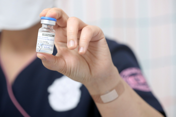 방역당국이 코로나19 백신을 독감 백신 처럼 정기접종하는 방안을 검토하는 가운데 현재 무료 접종 중인 백신을 유료화할지 관심이 커진다. 지난해 12월26일 오후 서울 종로구 세란병원에서 의료진이 오미크론 BA.4/5 변이 기반 모더나 2차 개량백신(2가백신)을 살펴보고 있다. /사진=뉴스1