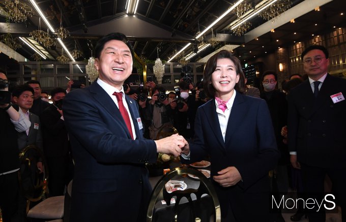 [머니S포토] 김기현·나경원 '화기애애 김나연대'
