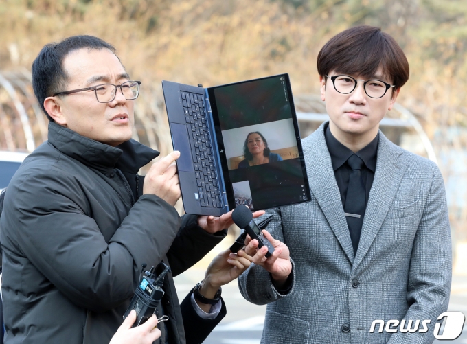 베트남전 당시 한국군의 민간인 학살 피해 생존자인 응우옌 티탄씨(노트북 모니터 안)가 7일 오후 서울중앙지법에서 열린 한국 정부 상대 민사소송 1심 선고 공판에서 일부 승소한 뒤 화상 연결 통해 변호인들과 대화하고 있다. 2023.2.7/뉴스1 ⓒ News1 김진환 기자