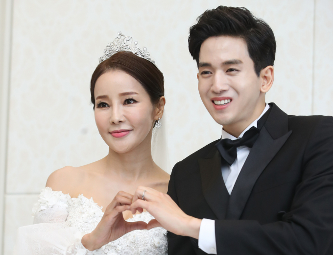 가수 류필립이 17세 연상 아내가 가끔 엄마처럼 느껴진다고 토로했다. 사진은 미나와 류필립이 지난 2018년 7월7일 오후 서울 대치동 그랜드힐에서 결혼식을 올리는 모습. /사진=뉴스1
