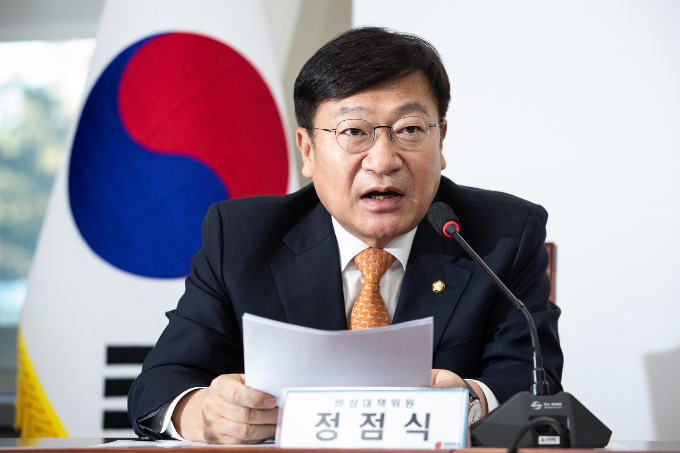 더불어민주당 소속 보건복지위원회 위원들의 간호법 제정안 등 7개 법안 본회의 직회부를 결정하자 국민의힘 소속 법제사법위원회 위원들이 대통령의 거부권이 행사될 수도 있다고 지적했다. 사진은 지난해 12월20일 서울 여의도 국회에서 열린 상임전국위원회에서 당헌 개정안 제안설명을 하는 정점식 국민의힘 의원. /사진=뉴스1