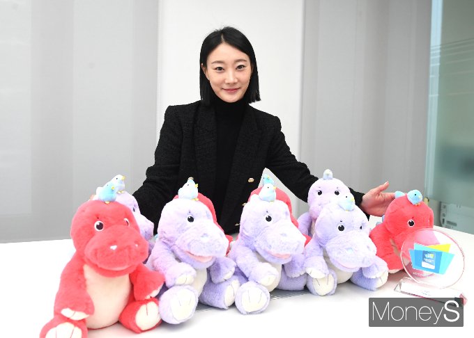 삼성SDS에서 퇴사한 후 스타트업 카티어스를 세운 안만지 대표가 올해 제품 출시 등 사업을 본격적으로 추진한다. 사진은 안 대표와 카티어스가 올해 상반기 출시 예정인 유아용 인공지능(AI) 챗봇 카티. /사진=장동규 기자