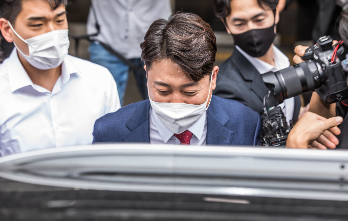 이준석 전 국민의힘 대표가 천하람 당대표 후보 지지 홍보물을 올렸다가 역풍을 맞았다. 사진은 지난해 9월14일 서울 양천구 서울남부지방법원에서 열린 국민의힘 당헌 효력 정지 가처분 심문을 마친 뒤 법원을 나서는 이 전 대표. /사진=뉴스1