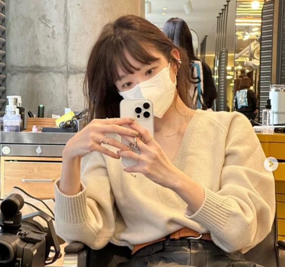 가수 강민경이 한 달 만에 소셜네트워크서비스(SNS) 활동을 재개했다. /사진=강민경 인스타그램