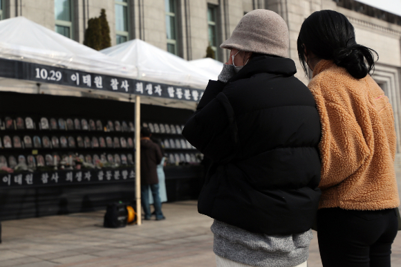 사진은 12일 오전 서울광장에 마련된 '이태원 참사 분향소'를 찾은 시민이 눈물을 흘리고 있다. 서울시는 유가족 측에 이날 오후 1시까지 현재의 분향소를 대체할 제3의 공간을 제안해달라고 요청했다. 유가족 측은 서울시의 제안을 거부하고 소통 역시 차단하겠다는 입장이다./사진=뉴스1