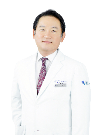 스키와 스노보드 등 설상 스포츠를 즐기다 낙상해 어깨통증이 장기간 지속되면 회전근개 파열을 의심하고 병원을 방문하는 것이 좋다. 사진은 김준한 더본병원 대표원장. /사진=더본병원