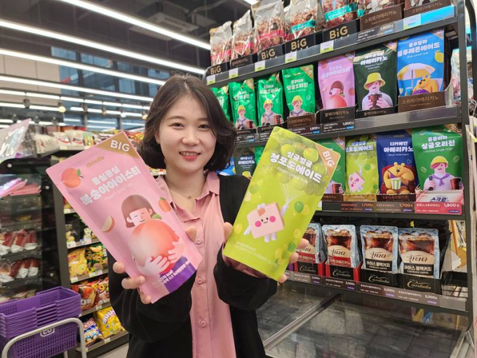 CU가 평년 기온을 웃도는 온화한 날씨가 지속되자 업계에서 가장 이른 이달 15일부터 아이스드링크인 델라페(delaffe)를 순차적으로 선보였다. (CU제공)