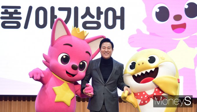 [머니S포토] '웃음활짝' 오세훈 시장, 핑크퐁·아기상어와 함께