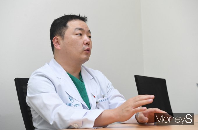 한해 300건이 넘는 심장수술을 집도하는 유재석 서울아산병원 흉부외과 교수를 만났다. 유재석 서울아산병원 흉부외과 교수가 자신이 진행한 수술에 대해 설명하고 있다./사진=장동규 기자