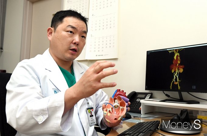 유재석 서울아산병원 흉부외과 교수가 심장 모형을 들고 수술 방법에 대해 설명하고 있다. /사진=장동규 기자