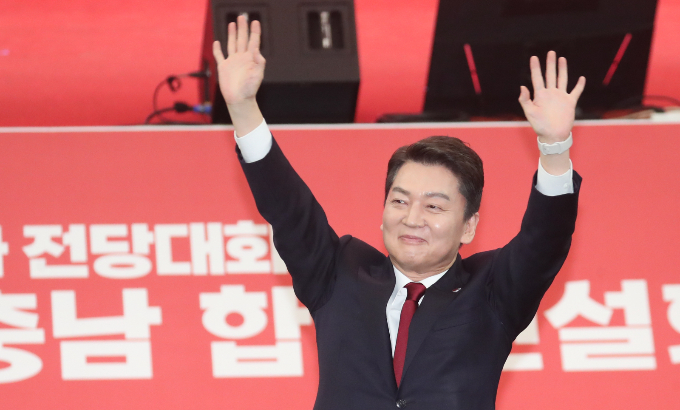 안철수 국민의힘 당대표 후보가 "잠깐 민주당에 있어 봤기에 누구보다도 민주당의 약점과 강점을 잘 알고 가장 잘 싸울 수 있다"고 호소했다. 사진은 지난 21일 대전 동구 대전대학교맥센터에서 열린 국민의힘 제3차 전당대회 대전·세종·충북·충남 합동연설회에서 지지자들을 향해 인사하는 안 후보. /사진=뉴스1