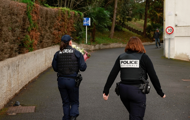 지난 22일(현지시각) 프랑스의 한 고등학교에서 수업을 하던 교사가 학생이 휘두른 칼에 찔려 사망하는 사건이 발생했다. 사진은 사건 직후 현장에 도착한 경찰. /사진=로이터