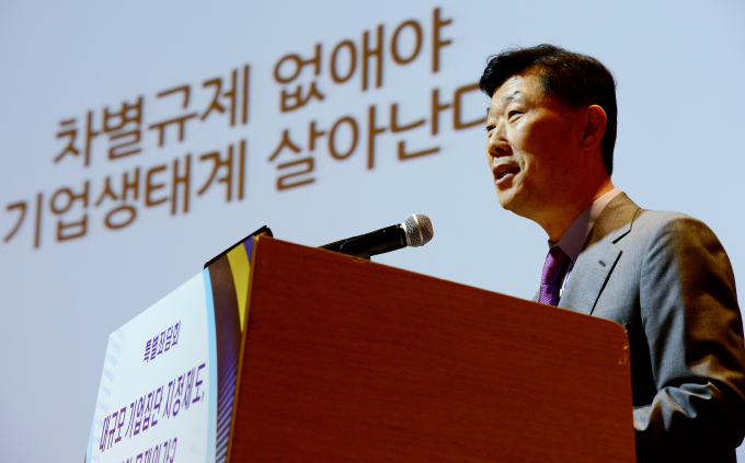 팬오션 최대주주인 하림의 후진적 지배구조에 대해 비판의 목소리가 일면서 창업주 김홍국 회장에 대한 책임론도 고개를 들고 있다. 사진은 지난 2016년 '대규모 기업집단 지정제도 무엇이 문제인가'를 주제로 열린 특별좌담회에 참석했던 김홍국 하림그룹 회장. /사진=뉴스1