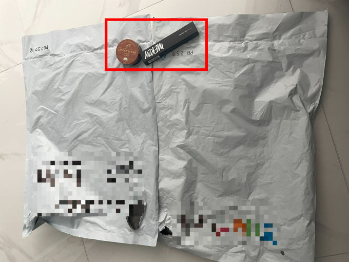 소비자들은 "제품 크기에 맞는 포장재를 사용하라"고 주문한다. 사진은 한꺼번에 주문한 립밤과 아이라이너가 제품 사이즈보다 훨씬 큰 비닐에 각각 포장돼 배송된 모습. /사진=독자 제공 