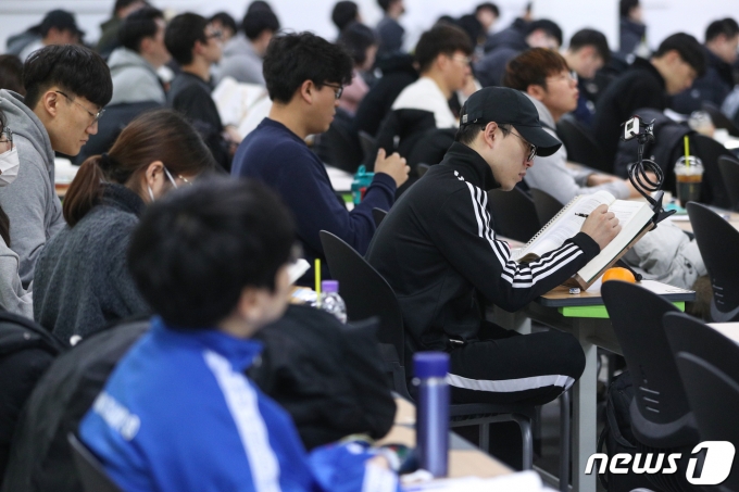 서울 동작구 노량진 공무원 시험 학원에서 수험생들이 강의를 듣고 있다.  ⓒ News1