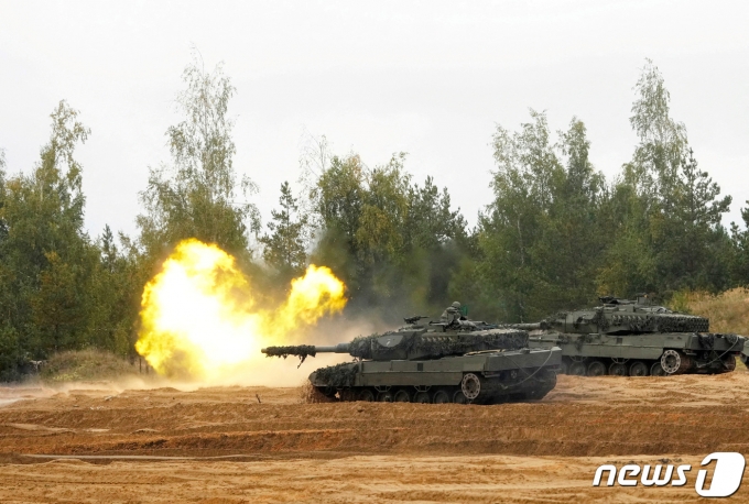 라트비아 아다지 군사훈련장에서 북대서양조약기구(NATO) 소유 레오파드2호의 포격 훈련이 진행되고 있다. 2022.09.29 ⓒ 로이터=뉴스1 ⓒ News1 권진영 기자