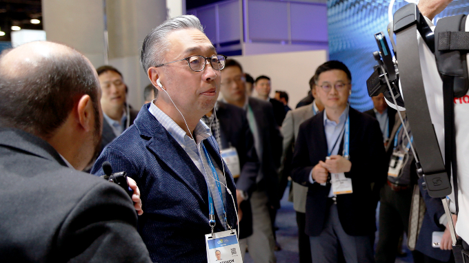 박지원 두산그룹 부회장이 스페인 MWC 전시 현장에 방문했다. 사진은 ‘CES 2020’을 방문한 박 부회장의 모습. /사진=두산