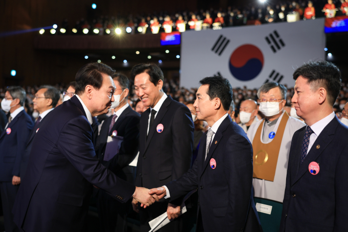 윤석열 대통령이 1일 서울 중구 유관순기념관에서 열린 제104주년 삼일절 기념식에서 박민식 국가보훈처장과 악수하고 있다. /사진=대통령실 제공