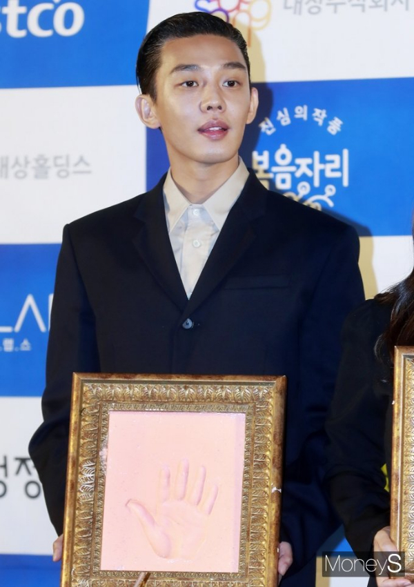 마약 투약 혐의를 받는 배우 유아인(37·본명 엄홍식)의 마약 부작용이 의심되는 과거 예능프로그램 방송 장면이 논란이다. 사진은 지난2021년 11월21일 제42회 청룡영화상 핸드프린팅 행사에 참석한 유아인. /사진=임한별 기자