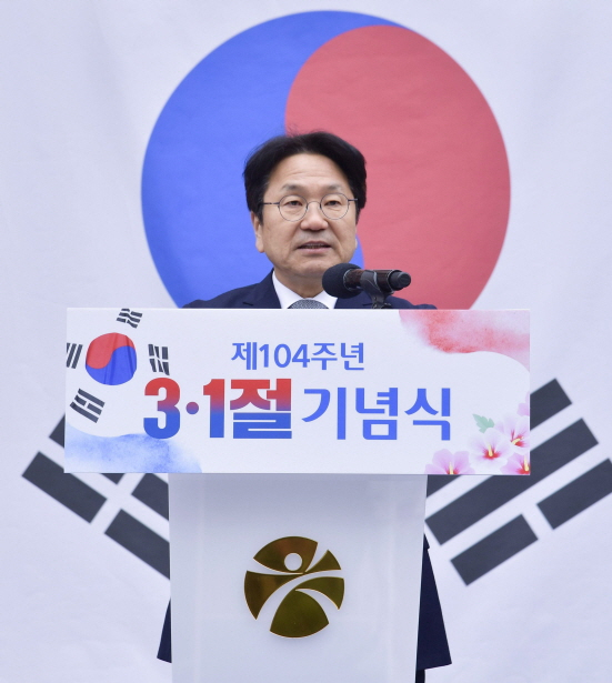 강기정 광주광역시장이 1일 오전 남구 수피아여자중학교 윈스브로우홀 앞에서 열린 '제104주년 3·1절 기념식'에 참석해 기념사를 하고 있다./사진=광주시