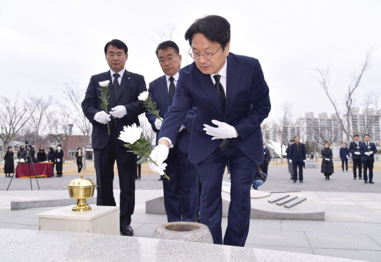 강기정 광주광역시장이 제104주년 3·1절을 맞아 1일 오전 서구 상무시민공원 내 광주독립운동기념탑을 찾아 참배하고 있다./사진=광주시
