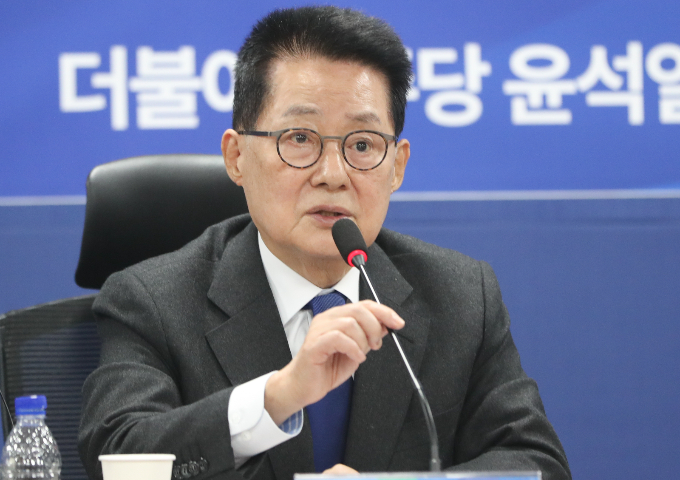 박지원 전 국정원장은이 이재명 더불어민주당 대표에 대한 체포동의안 표결 당시 부결표를 선사하지 않은 비명(비이재명)계를 '조폭보다 못한 친구들'이라고 수위 높게 비판했다. 사진은 지난해 10월27일 서울 여의도 국회 의원회관에서 서해 공무원 피격 사건 및 흉악범죄자 추방 사건 관련 당사자 입장발표 기자회견에서 발언하는 박 전 원장. /사진=뉴스1