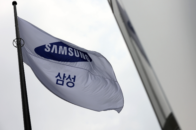 2일 삼성전자는 전일 보다 900원(1.49%) 오른 6만1500원에 거래 중이다. 사진은 서울 서초구 삼성전자 서초 사옥에 게양된 삼성전자 깃발. /사진=뉴스1 