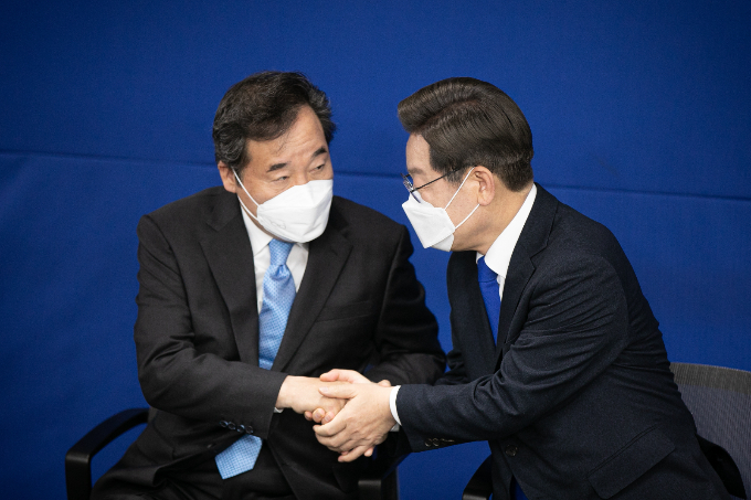이재명 더불어민주당 대표의 강성 지지층인 '개딸'(개혁의 딸)이 이낙연 전 대표의 영구 제명을 요청하는 등 비명계 몰아내기에 나섰다. 사진은 지난해 3월10일 서울 여의도 더불어민주당 중앙당사에서 열린 선거대책위원회 해단식에서 손을 잡고 서로를 격려하는 이낙연 전 대표(왼쪽)와 이재명 대표. /사진=뉴스1