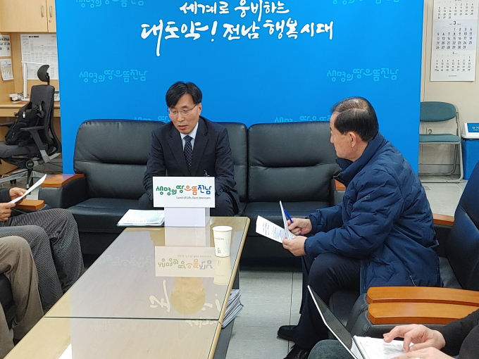 안상현 전남도 동부지역본부장은 2일 도청에서 언론 브리핑을 통해"한난도 공기업으로서 책임있는 자세를 갖고 미래지향적인 결과를 도출하기 위한 결단으로 손해배상청구소송을 전면 취하해야 한다"고 주장했다./홍기철기자